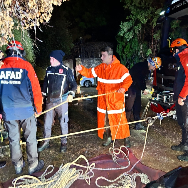 Antalya'da falezlerden denize düşen otomobil aranıyor