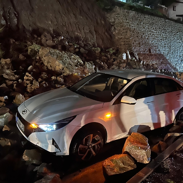 Bodrum'da sağanak nedeniyle çöken istinat duvarı kara yolunun bir bölümünü...