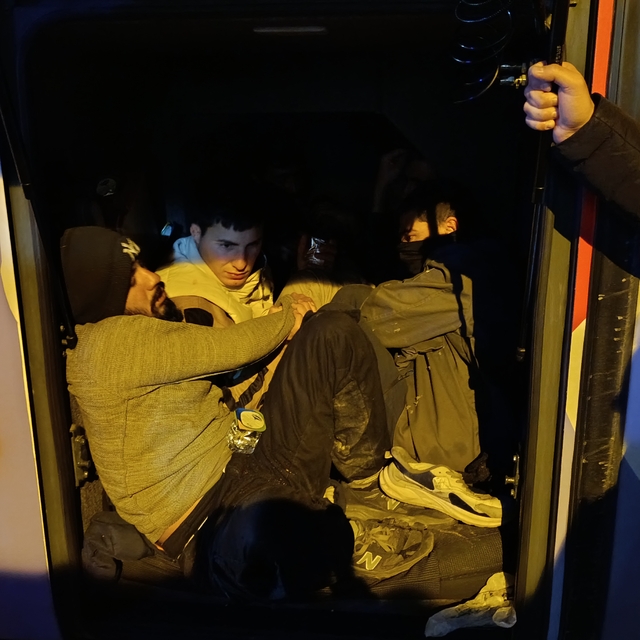 Amasya'da yolcu otobüsünün bagajında 9 düzensiz göçmen yakalandı