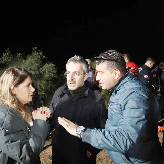 Antalya'da falezlerden denize düşen otomobil aranıyor (2)