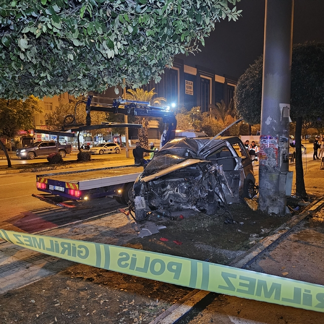 Adana'da hafif ticari araç, reklam toteminin direğine çarptı: 1 ölü, 1 yara...
