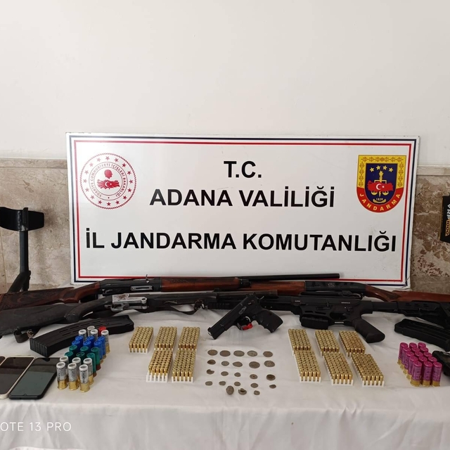 Adana'da bir evde 5 ruhsatsız silah ele geçirildi