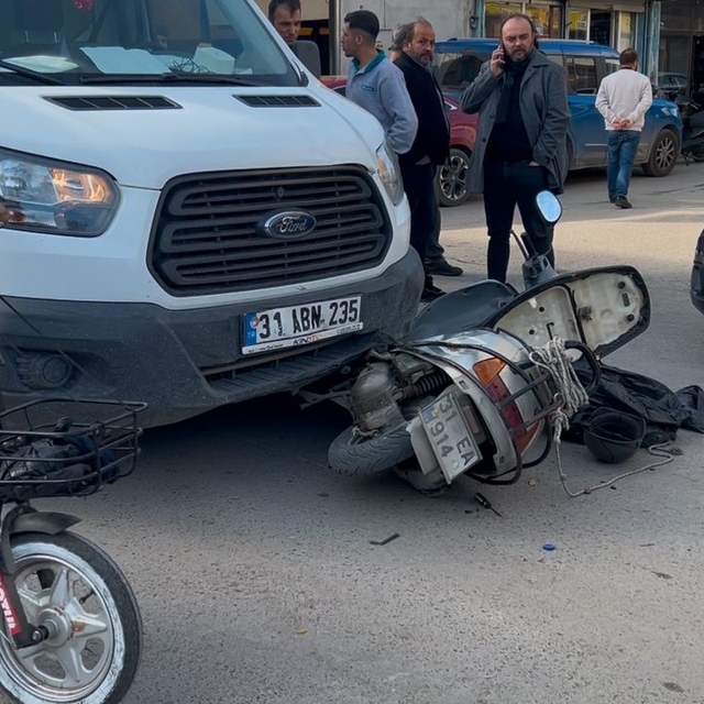 Hatay'da kamyonetin çarptığı motosikletli yaralandı