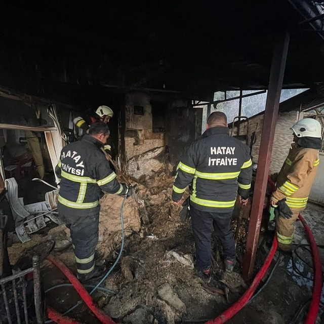 Hatay'da tek katlı evin çatısında çıkan yangın söndürüldü