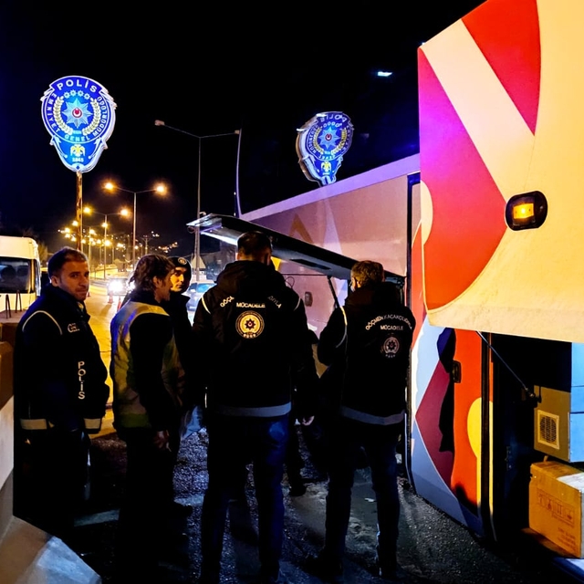 Yolcu otobüsünün yatak kısmında 9 kaçak göçmen yakalandı