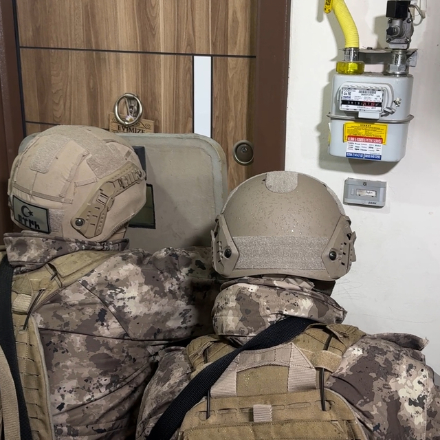 Edirne'de sosyal medyadan silah paylaşımı yapan şüphelilere "şafak" operasy...