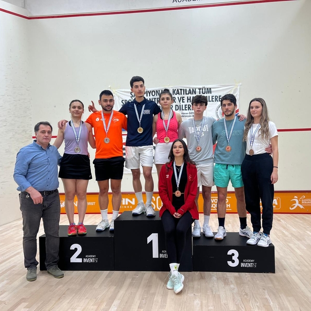 Muratpaşa Belediyesi squash takımı sporcuları İstanbul'dan başarılarla dönd...