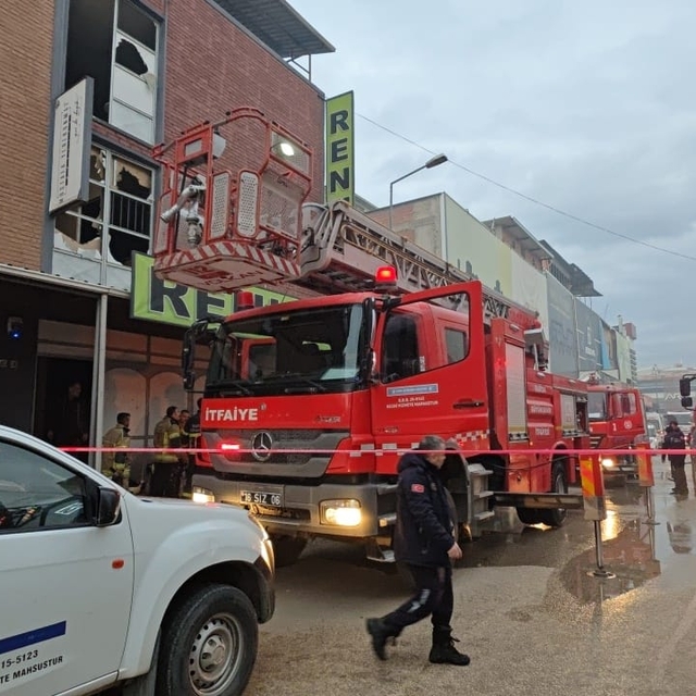 Bursa'da mobilya imalathanesinde çıkan yangın söndürüldü