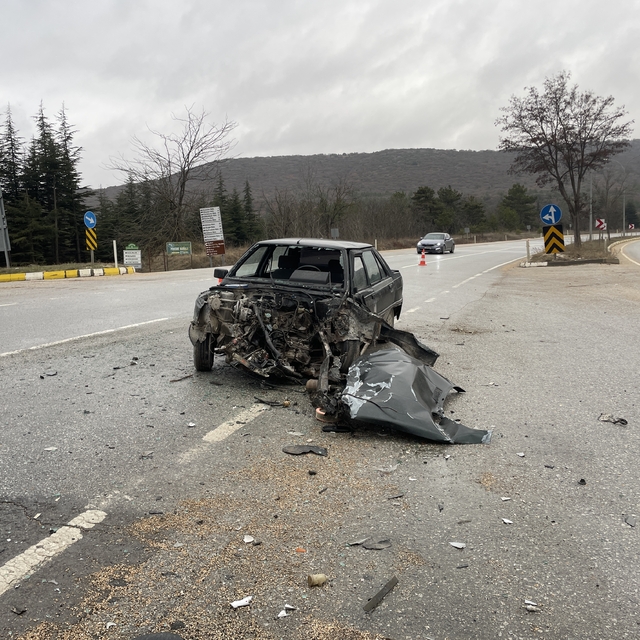 Eskişehir'de iki otomobilin çarpıştığı kazada bir kişi yaralandı