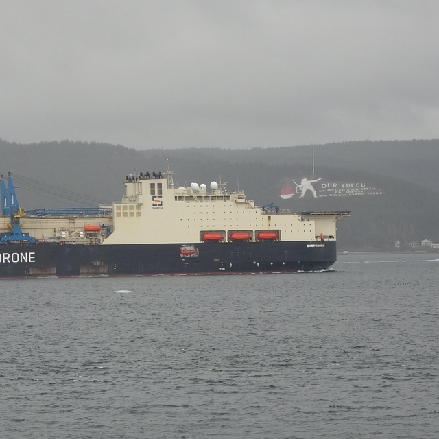 Doğal gaz boru serim işlemi yapacak gemi, Çanakkale Boğazı'ndan geçti