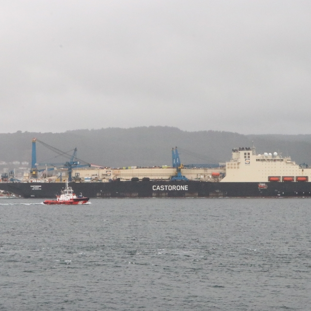 Derin denizde boru indirme gemisi "Castorone" Çanakkale Boğazı'ndan geçti