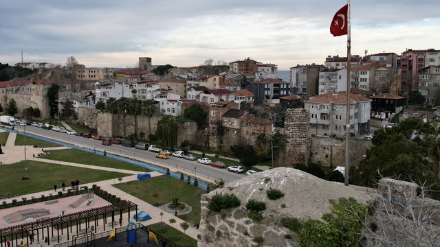 Tarihi Sinop Kalesi, üzerindeki "kalekondu"lardan kurtarılacak