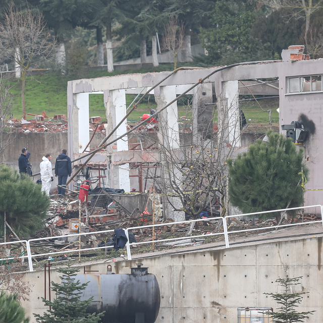 Balıkesir'de patlamanın olduğu mühimmat fabrikasında incelemeler devam ediy...