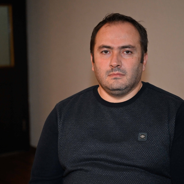 SMA hastası 14 yaşındaki Sencer, kullanabildiği birkaç parmağıyla eğitimde...