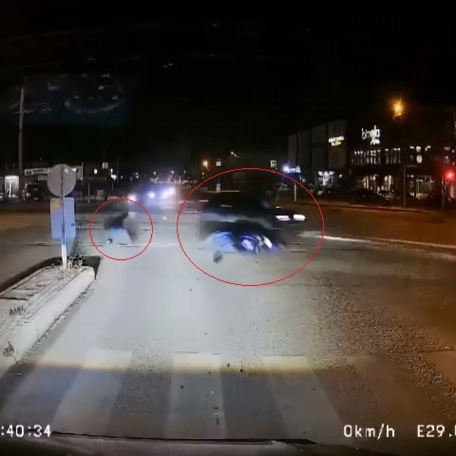 Otomobille çarpışan motosikletin sürücüsünün yaralandığı kaza kamerada