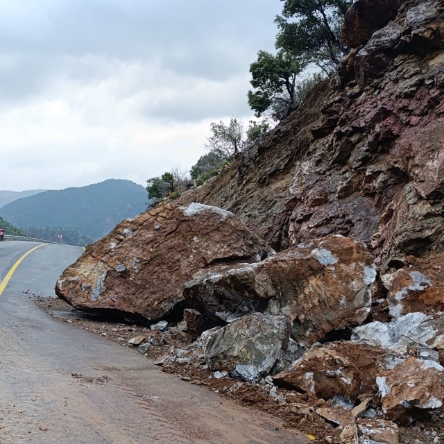 Büyükşehir Belediyesi ekipleri heyelanda kapanan Kapuzbaşı Şelaleleri yolun...