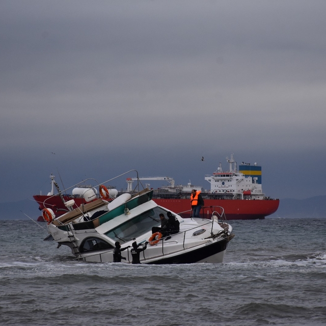 Tekirdağ'da fırtına nedeniyle su alarak yan yatan teknedeki 2 kişi kurtarıl...
