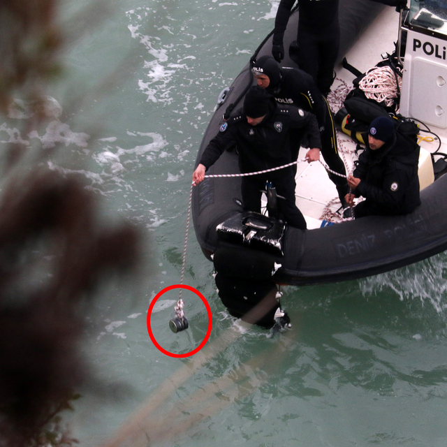 Falezlerden denize düşen otomobil, mıknatısla aranıyor