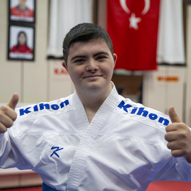 Down sendromlu genç, mavi kuşağa yükseldiği karatede madalya kovalıyor