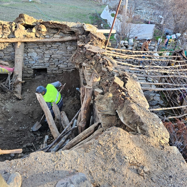 Uşak'ta çatısı çöken ağıldaki 3 koyun öldü