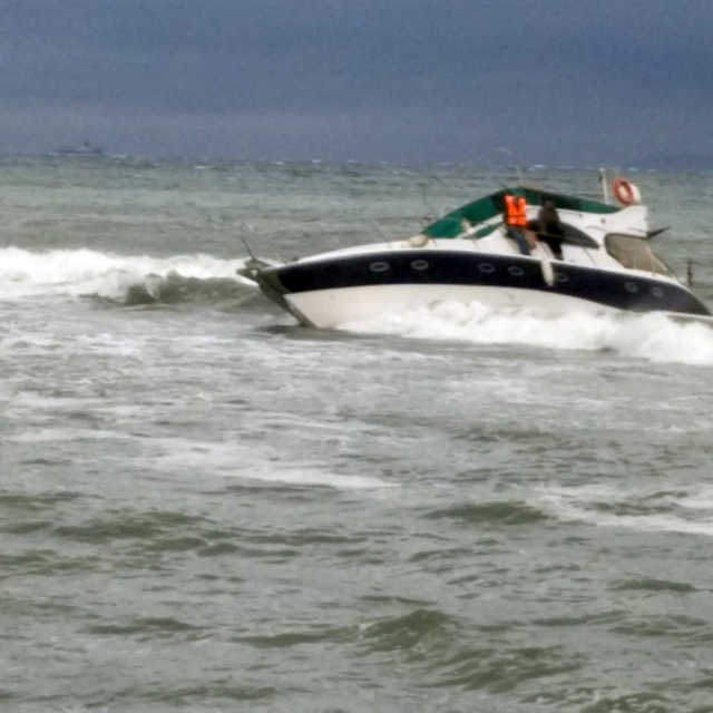 Tekirdağ'da fırtınada  yan yatan teknedeki 2 kişi kurtarıldı