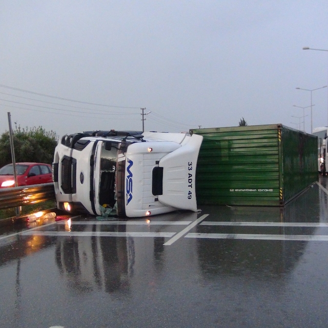 Mersin'de devrilen tırın sürücüsü yaralandı