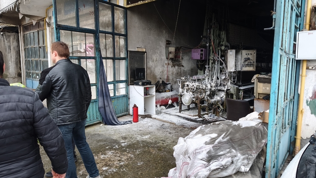 Ferizli'de iş yerinde çıkan yangın söndürüldü