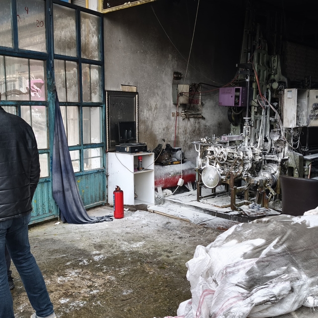 Ferizli'de iş yerinde çıkan yangın söndürüldü