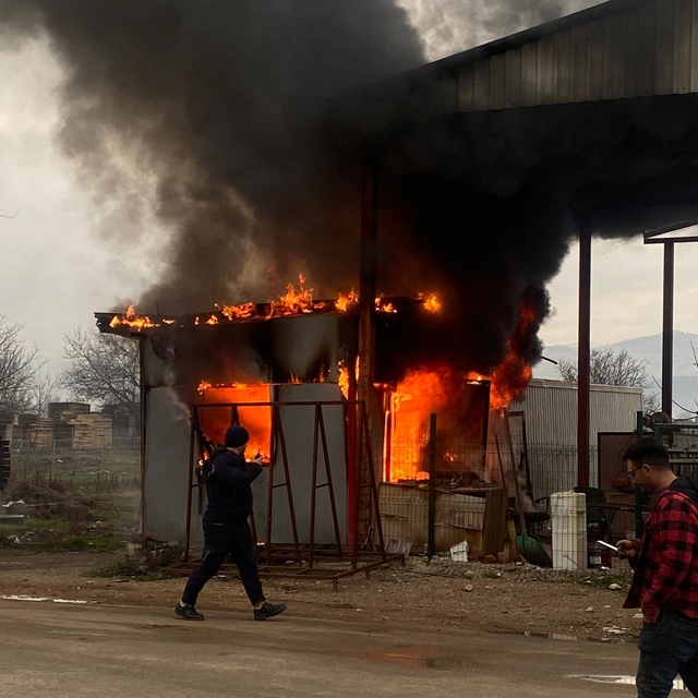 Geri dönüşüm tesisinde büro olarak kullanılan konteyner yandı