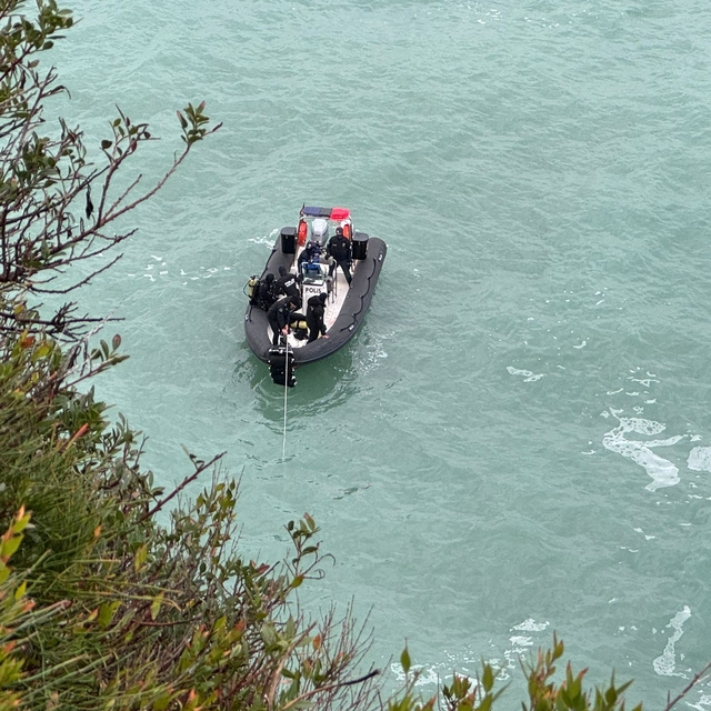 Antalya'da otomobille falezlerden denize düşüp kaybolan kişiyi arama çalışm...
