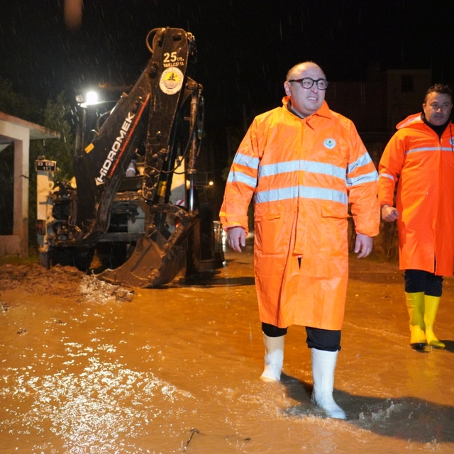 Erdemli'de belediye ekipleri su baskınlarına karşı önlem aldı