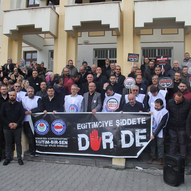 Kayseri'de öğretmenler, meslektaşlarının darbedilmesini kınadı