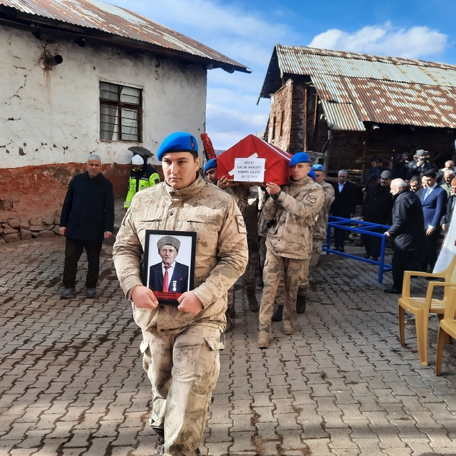 Giresun'da Kıbrıs gazisi Akkurt son yolculuğuna uğurlandı