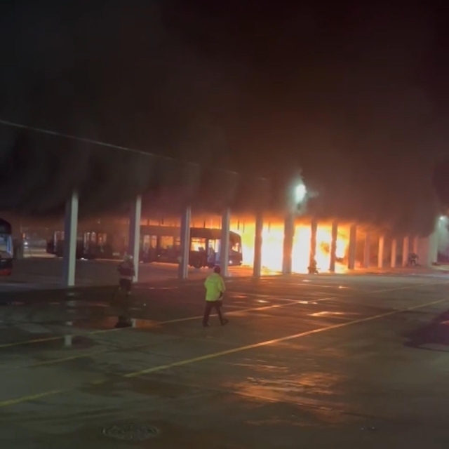 Park halindeki otobüs alev alev yandı