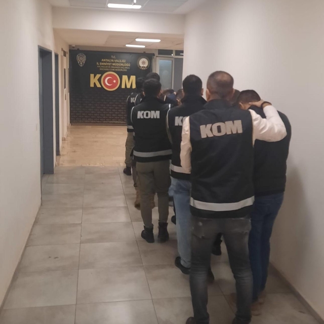 Antalya'da dolandırıcılık operasyonunda yakalanan 7 şüpheliden 3'ü tutuklan...