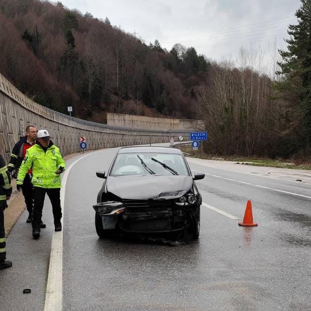 Bursa'nın otomobilin istinat duvarına çarptığı kazada bir kişi yaralandı