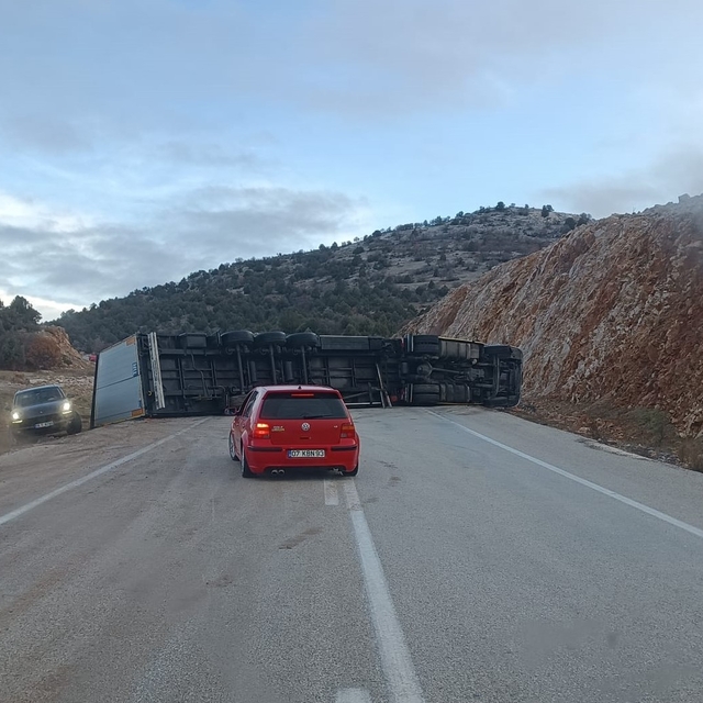Beyşehir'de devrilen tırın sürücüsü yaralandı