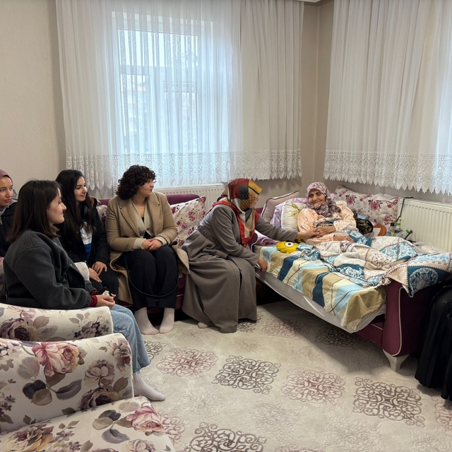 Beyşehir'de öğrenciler yaşlıları evlerinde ziyaret etti