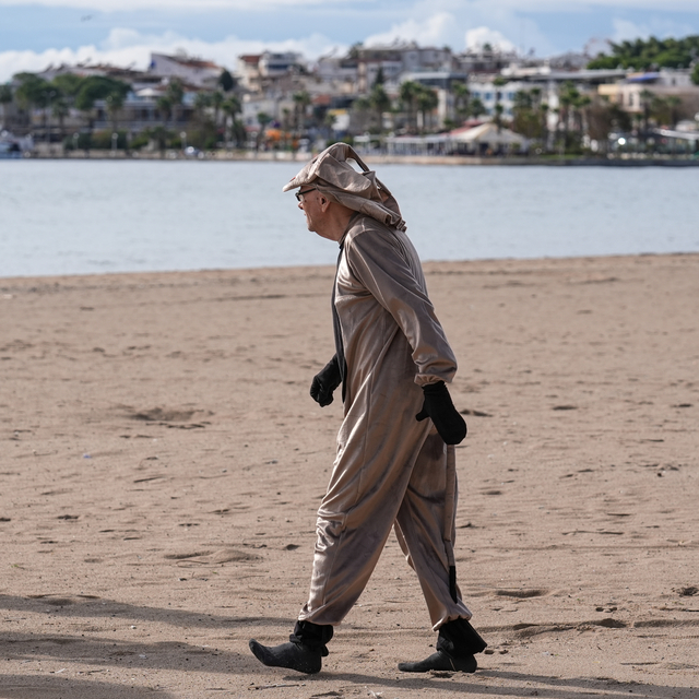 Didim'deki İngilizler sahipsiz hayvanlar için soğuk havada denize girdi