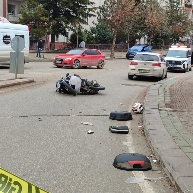 Eskişehir'de otomobille çarpışan motosikletin sürücüsü yaralandı