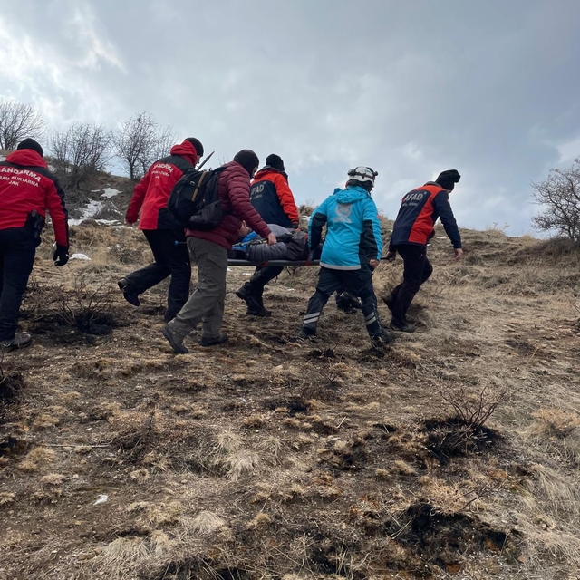 Erciyes'te kayalıklardan düşmesi sonucu ayağı kırılan dağcı kurtarıldı