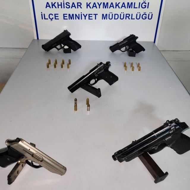 Akhisar'da 5 ruhsatsız tabanca ele geçirildi