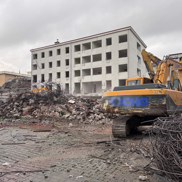 Yıkımına başlanan Yalova Valiliği binası deprem tatbikatına hazırlanıyor