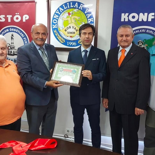 İzmir'de avukatın yazdığı kitap Yeşilay ve Mehmetçik Vakfı'na bağış oldu