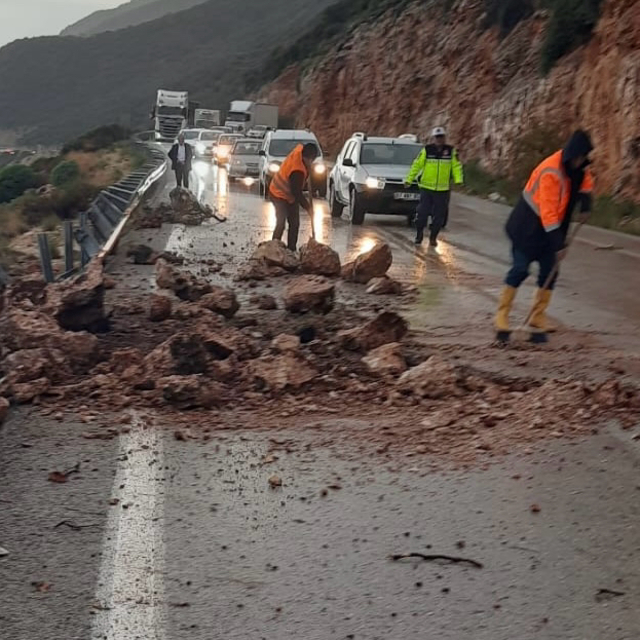 Kaş-Fethiye kara yolunda heyelan ulaşımı aksattı