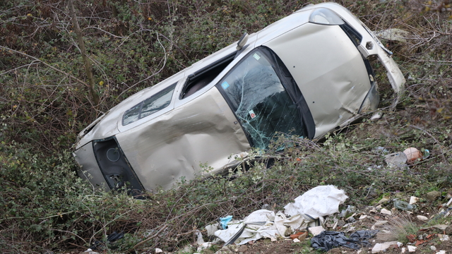 Karabük'te şarampole devrilen otomobilin sürücüsü yaralandı