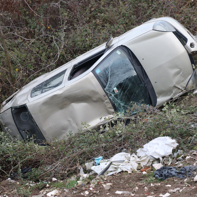 Karabük'te şarampole devrilen otomobilin sürücüsü yaralandı