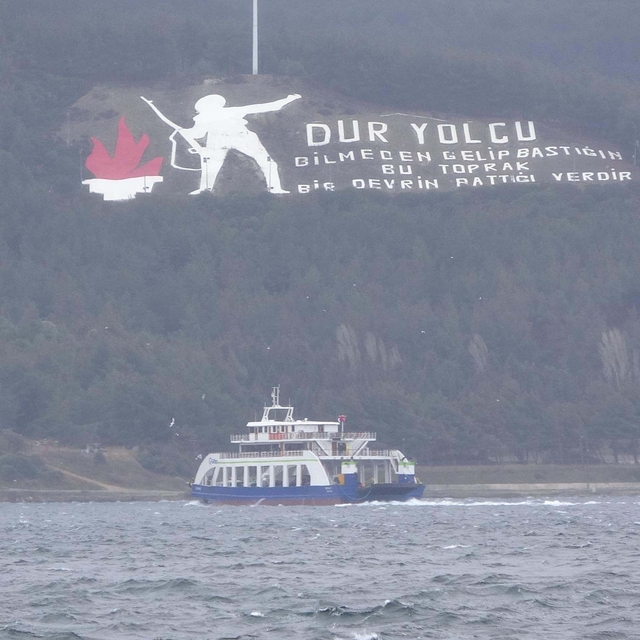 Gökçeada ve Bozcaada'ya feribot seferlerine fırtına engeli