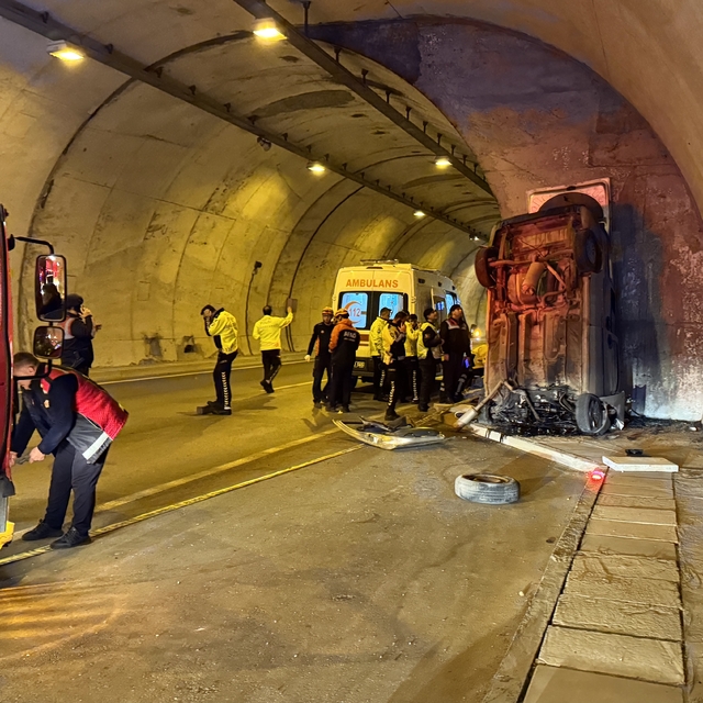 Sinop'ta tünel içinde duvara çarpan kamyonetin sürücüsü öldü