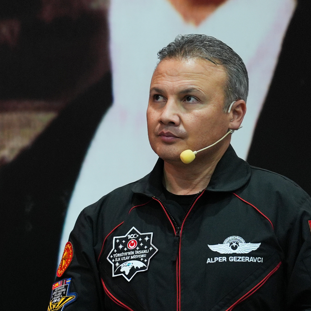 Türkiye'nin ilk astronotu Alper Gezeravcı, THK Üniversitesi'nde öğrencilerl...